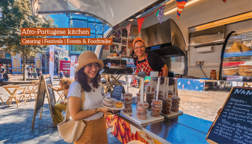 Gast haalt eten bij de foodtrailer van Nanana's Kitchen