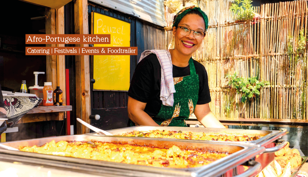 Kok van Nanana's Kitchen serveert warme gerechten uit warmhoudschalen
