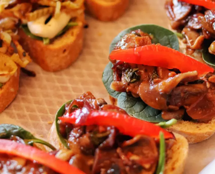 Tiborna op geroosterd brood met rode paprika