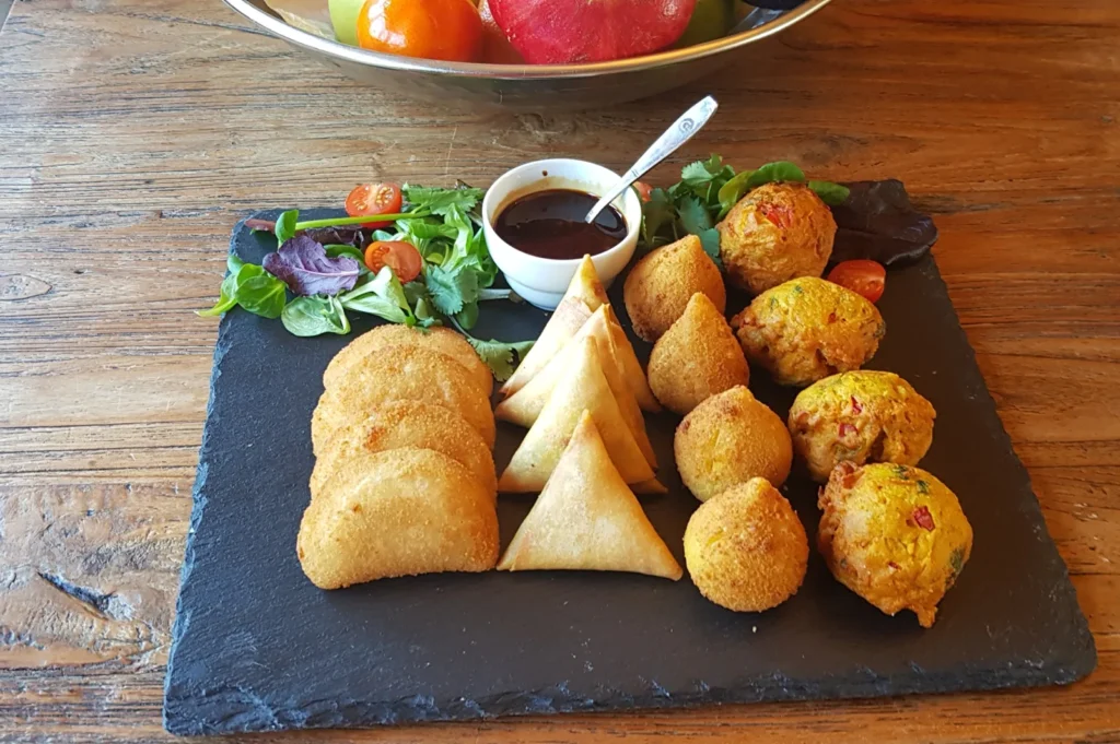 Hapjesbord met samosa's, rissois, coxinhas en badjias van Nanana’s Kitchen