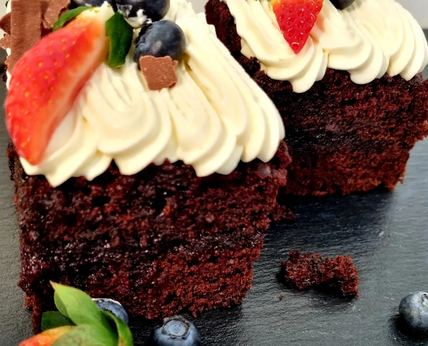 Vanille- en chocoladecakejes met vers fruit van Nanana’s Kitchen