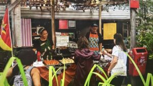 Kraam van Nanana's Kitchen met gasten op een evenement
