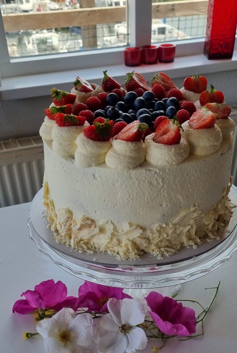 Taart met slagroom en vers fruit