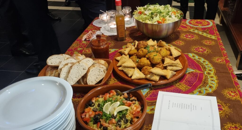 Hapjes, brood en salade op tafel bij een kennismaking