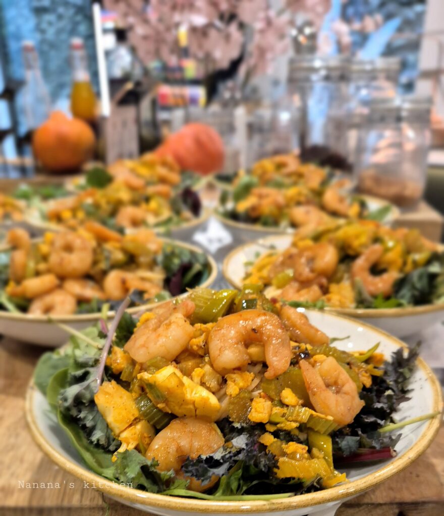 Salades met garnalen klaar voor een buffet