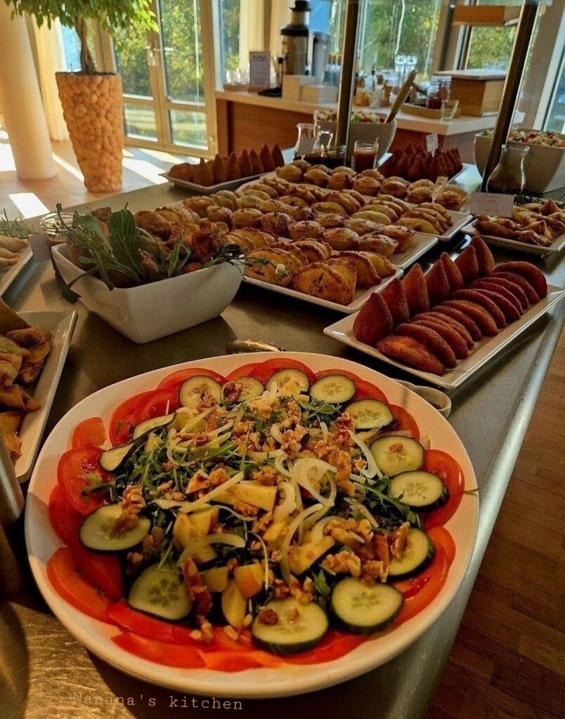 Buffet met salade en hartige hapjes voor een bedrijfslunch