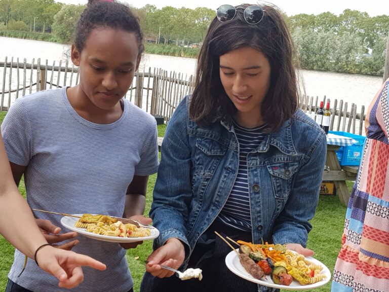 Collega’s aan het buffet tijdens een teamdag