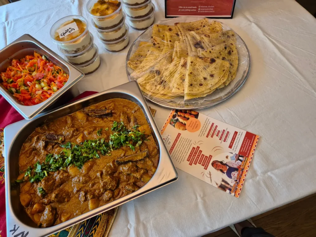 Curry, wraps en salade van Nanana's Kitchen op tafel